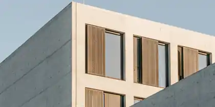 חזית בטון בהירה של מבנה מודרני